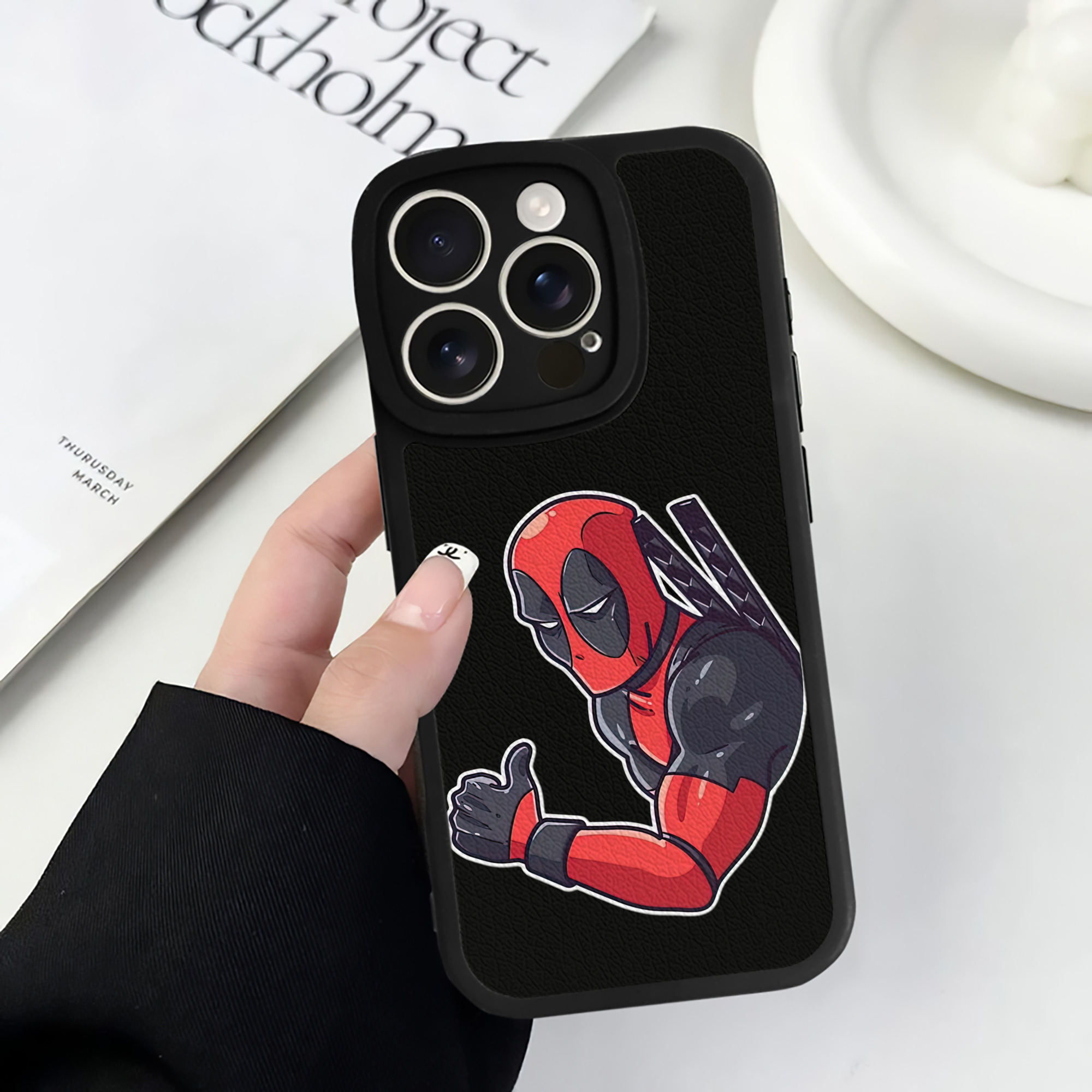 （画像用） Deadpool デッドプール 【iPhone 16シリーズ対応】シリコンスマホケース（レザー調） 材質：シリコン